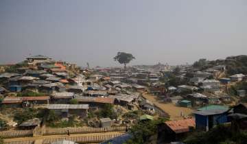 Bangladesh begins fencing Rohingya camps