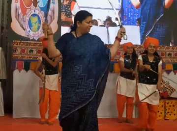 smriti irani swords, smriti irani performs talwar raas, gujarat, bhavnagar, smriti irani performs da