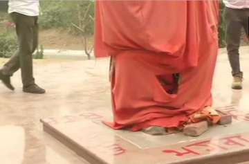 Miscreants vandalise Swami Vivekananda statue in JNU campus