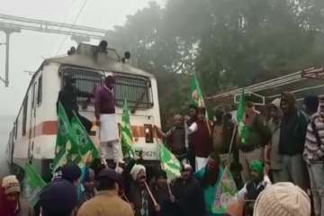 Protesters stop Janshatabdi Express in Bihar's Jehanabad