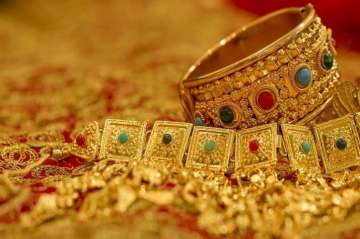 Gold jumps Rs 332 on positive global trend