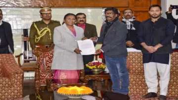 Hemant Soren meets Jharkhand Governor, stakes claim to form government