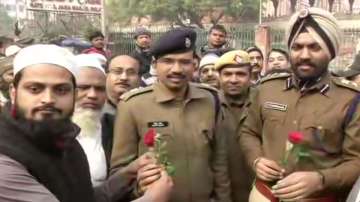 Locals in Jama Masjid area offer roses to police