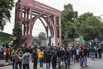 Delhi Waqf Board gives Rs 5 lakh, job to student who lost eye in Jamia violence