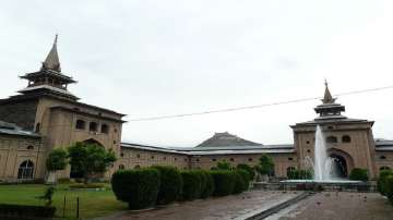 Congregational prayers held at Jamia Masjid in jammu & kashmir for first time since August 5