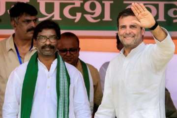 A file photo of Congress MP Rahul Gandhi and JMM's Hemant Soren during a poll rally