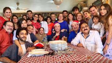 Four generations of Kapoor 'khaandaan' come together for a Christmas picture