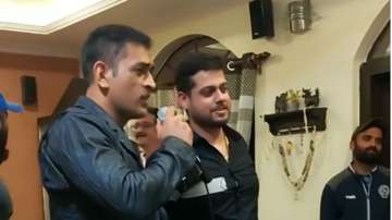 MS Dhoni seen humming tune of old Hindi song