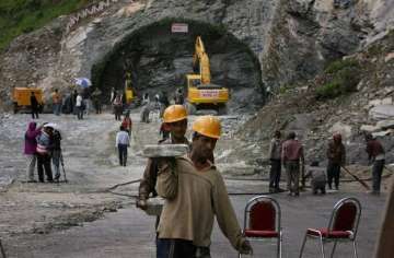 Labourer dies after falling from ceiling of Rohtang tunnel in Himachal Pradesh