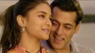 Watch Salman Khan, Saiee Manjrekar’s ‘romance ka fasaana’ in Dabangg 3 song Awara