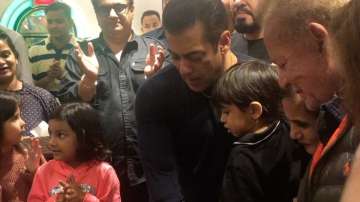 Salman Khan cuts 54th birthday cake with nephew Ahil, father Salim Khan by his side