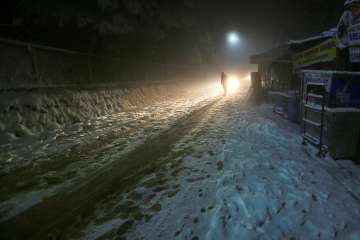 Srinagar-Leh highway, Mughal road closed for vehicular traffic after fresh snowfall