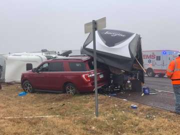 Video captures truck losing control at foggy Texas accident scene, leaving 2 hurt