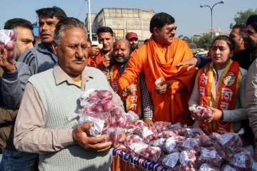 Shiv Sena activists sell onions at low-price as they protest over rise in its prices