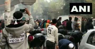 Heartwarming picture from Jamia amid violent protests: Muslims offer namaz, others form human chain
