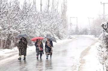 Intense cold in northern states on Christmas, water supply lines freeze in Srinagar