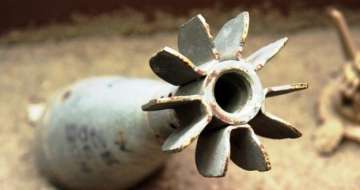 Pak lobs mortars at forward posts along LoC, two Army porters injured