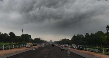 Light rains predicted in Delhi; 17 trains delayed due to fog 