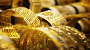 Gold prices fall ₹420 on stronger rupee
