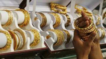 Gold prices jump Rs 485 on weaker rupee, geo-political tensions