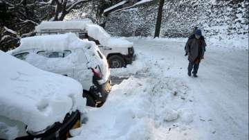 Over 800 snowbound roads remain blocked in Himachal, fresh orange warning issued