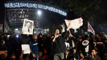 New Delhi: JNU students protest at Delhi Police Headquarters (PHQ) after some masked miscreants atta