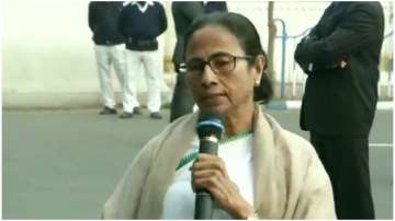 Mamata Banerjee calms down protesting students in Central Kolkata