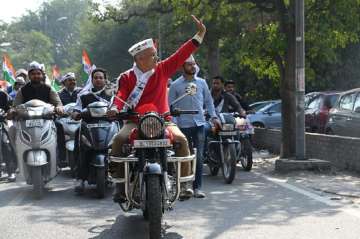 Delhi deputy chief minister Manish Sisodia riding a bike without helmet, as posted by a Twitter user