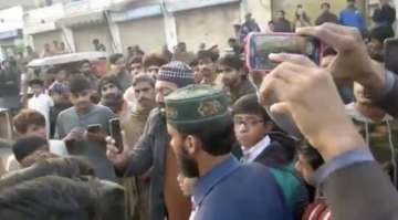 Won't let Sikhs live in Nankana Sahib, angry mob shouts outside gurdwara | VIDEO