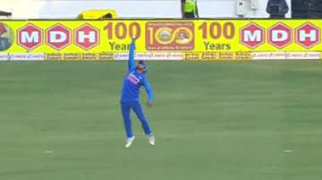 Manish Pandey takes a stunner in 2nd ODI to dismiss David Warner