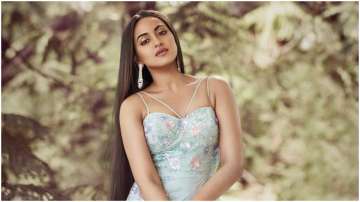 Sonakshi Sinha has special message for haters 'sealed with a kiss' (In Pics)