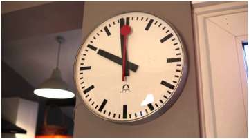 Vastu Tips: Hanging clock in south direction at home or office attracts negative energy