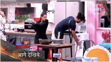 Bigg Boss 13: Madhurima hits ex-boyfriend Vishal with frying pan, fans demand her eviction 
