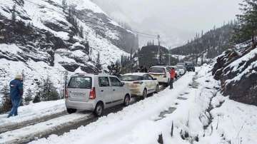 Fresh snowfall in Kashmir, flight operations disrupted