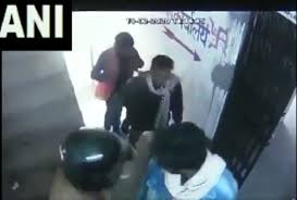 Four people rob over Rs 8 lakh from bank in Muzaffarpur | Watch video
