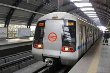 delhi metro, mandi house metro station, delhi metro passenger suicide, mandi house suicide metro sta
