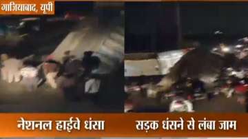 Ghaziabad: NH-24 sinks infront of Pratap Vihar; long ques of vehicles experienced