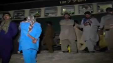 Train, Pakistan, Sindh, bus