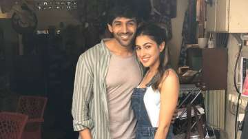 Sara Ali Khan lifts Kartik Aaryan in her arms during Love Aaj Kal promotions