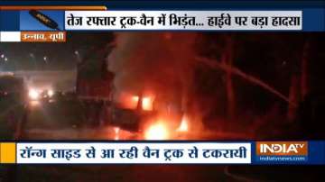 UP: Three burnt alive in van-truck collision at Unnao-Hardoi highway 