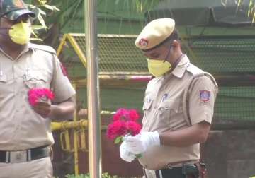 Police offer flowers to people out on streets in Delhi, request them to stay indoors
