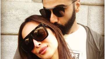 Arjun Kapoor trolls girlfriend Malaika Arora for posing while sleeping, she gives apt reply