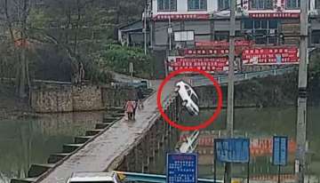 According to Daily Mail, the incident occurred on February 21 in the Chinese city of Zunyi.