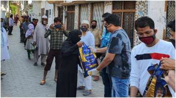 Coronavirus: Good samaritan in Lucknow gives free ration to people
