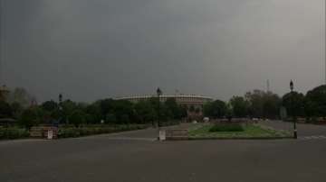 Light rain in Delhi, mercury continues upward trend