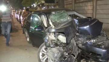 3 dead, one injured after car collides with divider in Mumbai