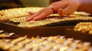 Gold marginally up by Rs 22 at Rs 45,063 per 10 gm