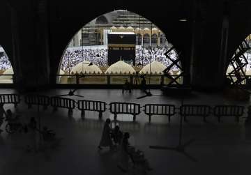 Prayers outside Makkah's Grand Mosque, Prophet's Mosque suspended amid coronavirus threat