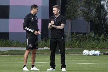 InterMiami co-owner David Beckham, right, talks with head coach Diego Alonso during an MLS training session, Thursday, March 12