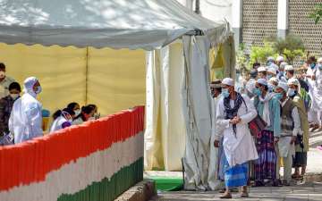 New Delhi: People who came for ‘Jamat’, a religious gathering at Nizamuddin Mosque, being taken to LNJP hospital for COVID-19 test, after several people showed symptoms of coronavirus, during a nationwide lockdown, in New Delhi, Tuesday, March 31, 2020.